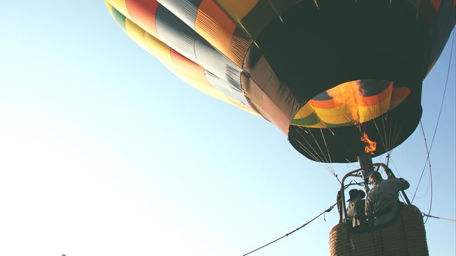 Pria ini tidak sengaja terbang hingga 320 kilometer selama dua hari, setelah balon yang digunakan untuk memanen kacang pinus justru terlepas dari ikatan.