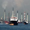 Sejumlah kapal tanker berada di perairan dekat instalasi penyulingan minyak di kawasan industri Jurong, Singapura, Sabtu (22/11). Jurong adalah pintu masuk impor Bahan Bakar Minyak (BBM) ke Indonesia.  ANTARA FOTO/Joko Sulistyo/ed/mes/14