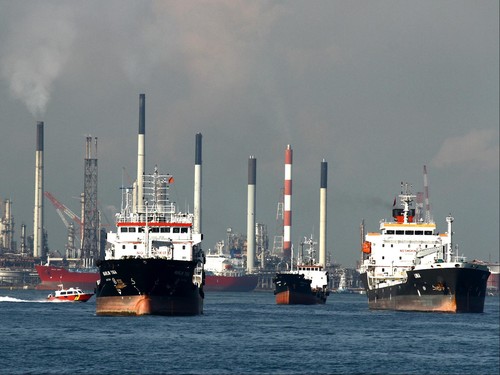 Sejumlah kapal tanker berada di perairan dekat instalasi penyulingan minyak di kawasan industri Jurong, Singapura, Sabtu (22/11). Jurong adalah pintu masuk impor Bahan Bakar Minyak (BBM) ke Indonesia.  ANTARA FOTO/Joko Sulistyo/ed/mes/14