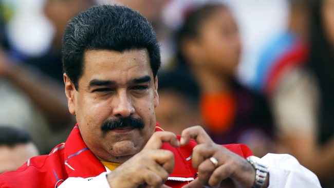 Seorang wanita mendapatkan rumah setelah melempar mangga yang ditulisi pesan untuk menghubunginya ke arah Presiden Venezuela Nicolas Maduro yang sedang pawai.