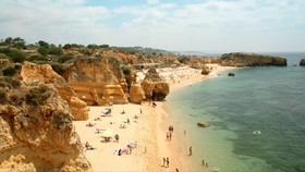 10 Pantai Terpopuler di Dunia versi Google Trends dan TikTok