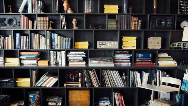 Toko buku identik dengan hal membosankan. Tapi The Eslite punya cara unik membuatnya terasa asyik. Dekorasi dibuat lebih gaya. Toko juga dibuka 24 jam.