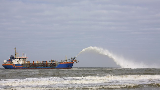 Tiongkok melakukan reklamasi daratan di Laut Tiongkok Selatan. Ukurannya cukup besar untuk membuat landasan pacu bagi pesawat-pesawat militer.
