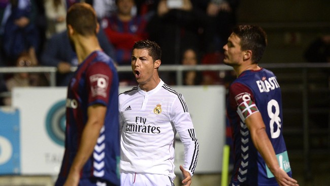 Penyerang andalan Real Madrid, Cristiano Ronaldo mencetak dua gol dan membawa Real Madrid menang 4-0. Ia berpeluang memecahkan rekor gol Lionel Messi.