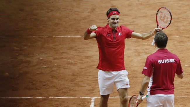 Sempat bertengkar di ATP Final, Roger Federer dan Stan Wawrinkan berpasangan di nomor ganda putra Piala Davis dan mencetak kemenangan penting untuk Swiss.