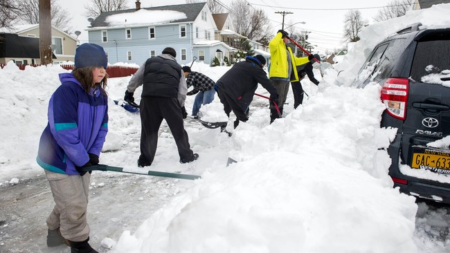 Salju di kota New York mulai mencair dan relawan mulai membantu membersihkan salju. Ketebalan salju yang mencapai 2 meter membuat banjir mengancam kota ini.