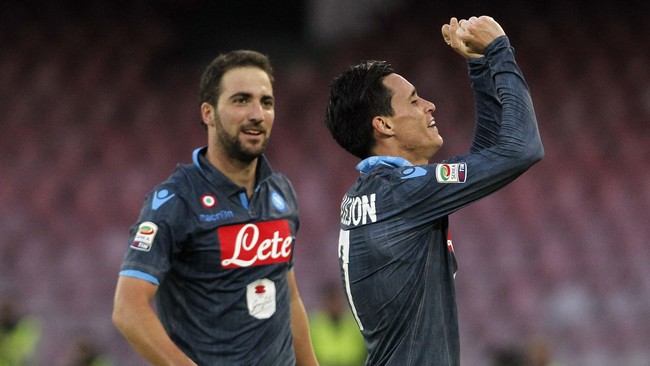 Penyerang Napoli Gonzalo Higuain menjadi pahlawan lewat dua gol ke gawang Genoa, Senin (27/1) dini hari WIB.