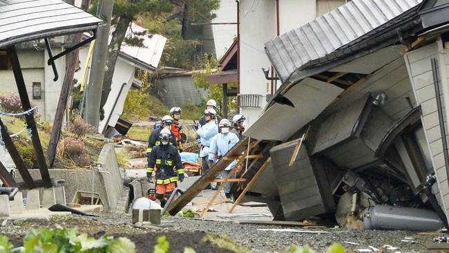 Gempa berkekuatan 6,8 SR mengguncang Jepang pada Sabtu (22/11) pukul 10 malam waktu setempat. Sebanyak 37 rumah hancur, dan 39 orang luka.