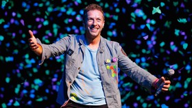 Chris Martin Diam-diam 'Ngamen' di India