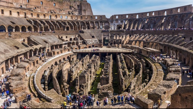 Seorang wisatawan asal Rusia terpaksa merogoh kocek hingga 20 ribu Euro atau senilai Rp300 juta karena ketahuan mencoret tembok Colosseum di Roma, Italia.