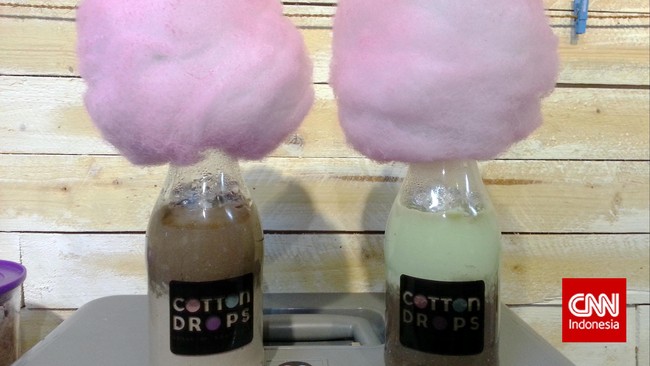 Cotton Drops, Minuman Manis dengan 'Hujan' Gulali Bila Anda bosan dengan bubble tea yang telah menjamur, mungkin Anda bisa mencoba cotton drops. Minuman ini termasuk baru di Indonesia.