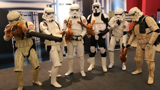Warga desa Inakadate setiap tahunnya mengerjakan seni ladang padi. Proses pengerjaan seni padi kali ini mendatangkan tamu dari luar angkasa, stormtrooper.
