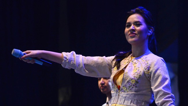 Keduanya dikabarkan melangsungkan pertunangan kemarin. Komentar lucu pun ramai di media sosial dari para penggemar yang merasa patah hati atas berita ini.