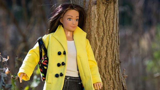 Biasanya boneka selalu ditampilkan dengan tubuh sempurna layaknya boneka Barbie. Saat ini dikeluarkan boneka terbaru dengan selulit dan jerawat.