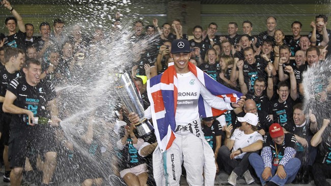 Juara dunia tahun lalu, Lewis Hamilton, berpeluang menjadi pemuncak daftar penerima gaji paling tinggi dalam balap formula satu (F1).