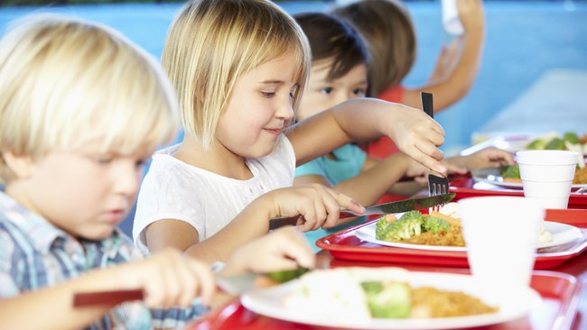 Para siswa sekolah di Amerika Serikat mengeluhkan menu makan siang di sekolah mereka yang tidak enak namun sesuai dengan standar ibu negara, Michelle Obama.