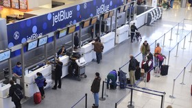 Kebijakan Penutupan Loket Tiket di Bandara Menuai Pro-Kontra