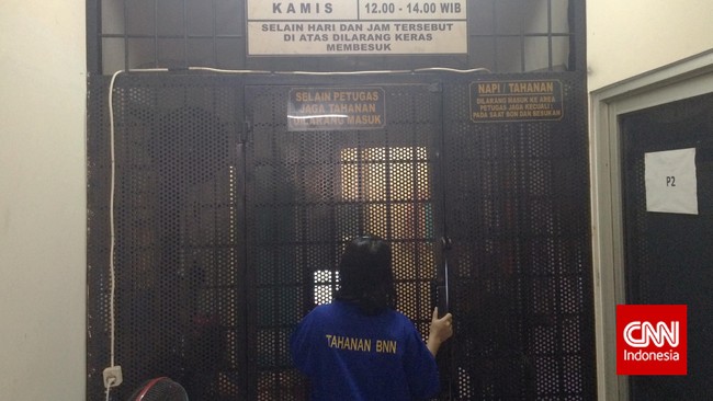 Mantan Menteri Hukum dan HAM, Amir Syamsuddin pernah meneken ratusan surat pemecatan&nbsp;petugas penjara di seluruh Indonesia. Mereka membantu penyelundup.