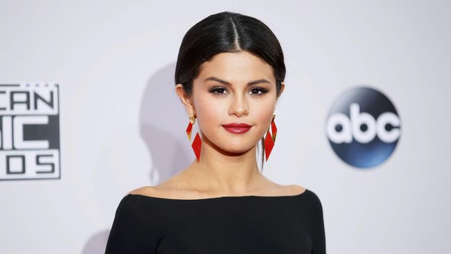 "Saya waktu itu 18 tahun, dan itu cinta pertama saya," kata Selena Gomez. Kini, ia ingin hubungan asmaranya kelak benar-benar berbeda, lebih dewasa.