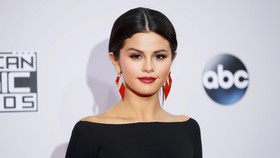 Pamer Foto di Rumah Ibadah, Selena Gomez Dikecam