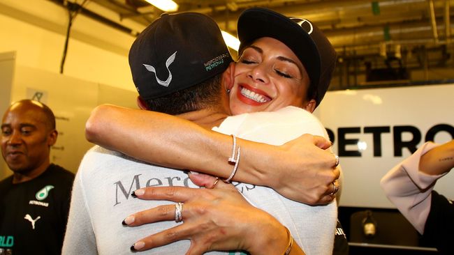 Hari Kasih Sayang tinggal sepekan lagi. Namun pasangan Nicole Scherzinger dan Lewis Hamilton malah putus, setelah tujuh tahun menjalin LDR.