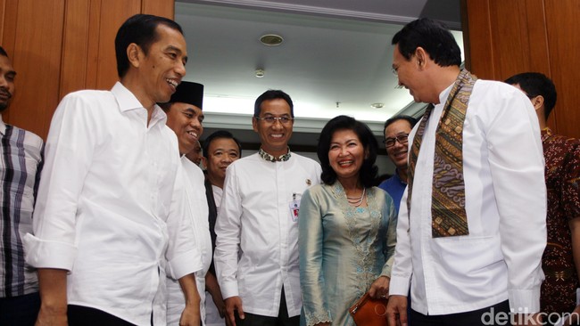 Sarwo Handayani kerap dipuji Ahok paham persoalan Jakarta sehingga bisa bekerja cepat. Sarwo bukan politisi, dia birokrat murni, pegawai negeri sipil.