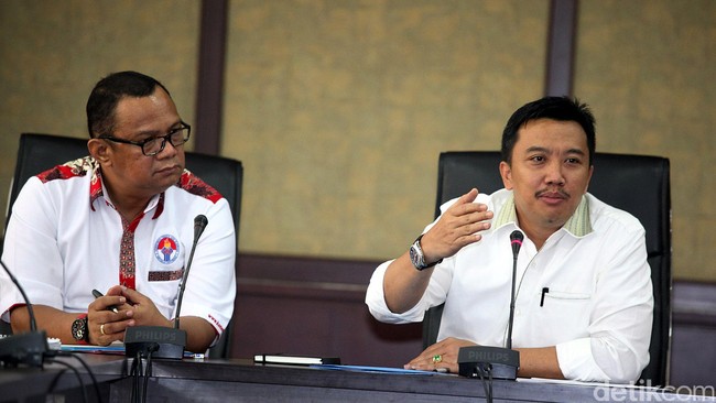 Tim Sembilan yang dibentuk Kementerian Pemuda dan Olahraga berisikan orang-orang dari berbagai latar belakang, dengan hanya ada satu mantan pemain.