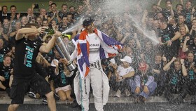 Foto-Foto Kemenangan Lewis Hamilton