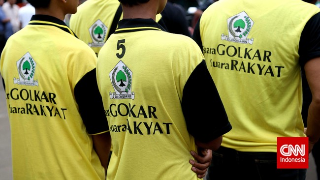 Sejumlah anggota kepolisian tiba-tiba mendatangi kantor DPP Partai Golongan Karya di kawasan Slipi, Jakarta, Rabu (3/12), untuk melakukan penggeledahan.