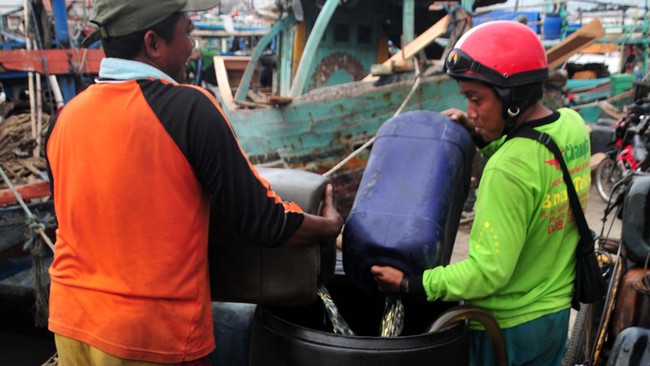 Pemerintah akan membagikan converter kit&nbsp;untuk menekan konsumsi bahan bakar minyak bersubsidi dan beralih ke bahan bakar gas.