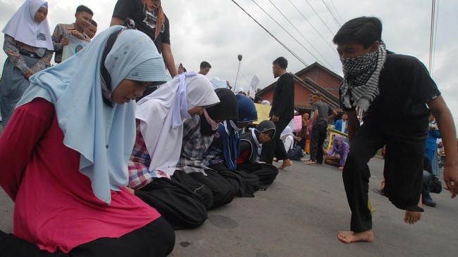 Data Komisi untuk Orang Hilang dan Korban Tindak Kekerasan (KontraS) menunjukan bahwa tindak kekerasan banyak terjadi pada masyarakat kelas menengah ke bawah.