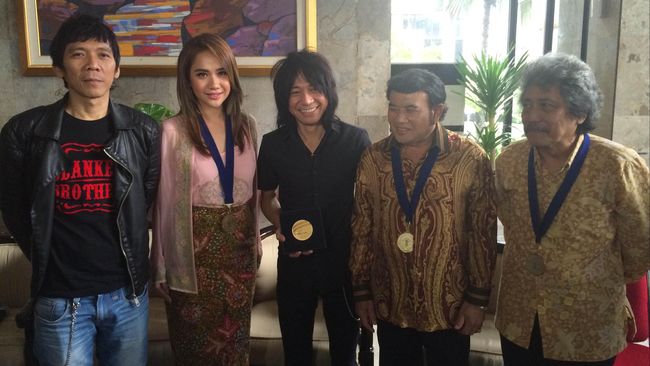 Sederet musisi Indonesia menerima penghargaan Hak Kekayaan Intelektual (HKI) dari Kementerian Hukum dan HAM RI atas dedikasi mereka di dunia musik.