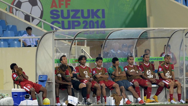 Jelang laga terakhir melawan Laos dalam kualifikasi Grup A Piala AFF 2014, Indonesia dibayangi harapan menang besar, sekaligus cedera dua pemain andalanya.