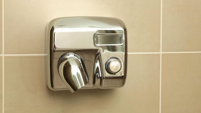 "Ketika mengeringkan tangan di toilet umum dengan pengering tangan elektrik, Anda akan menyebarkan bakteri tanpa menyadarinya."