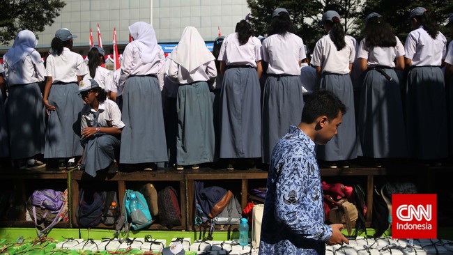 Viral puluhan siswi di SMA Sulthan Baruna Cianjur, Jawa Barat menjalani tes kehamilan setahun dua kali. Para siswi sampai mengantre untuk tes kehamilan.