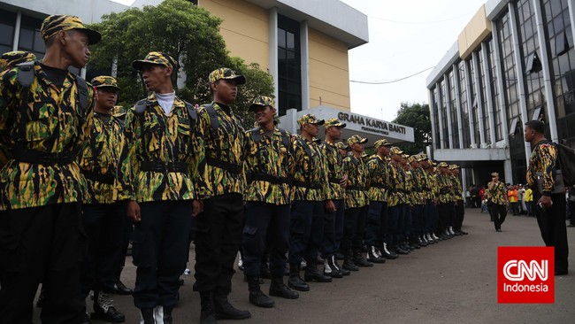 Ketua Dewan Pertimbangan Golkar kubu Ical, Akbar Tandjung, menyatakan sepanjang sejarah Golkar, baru kali ini Kantor Golkar diperebutkan dua kubu bertikai.
