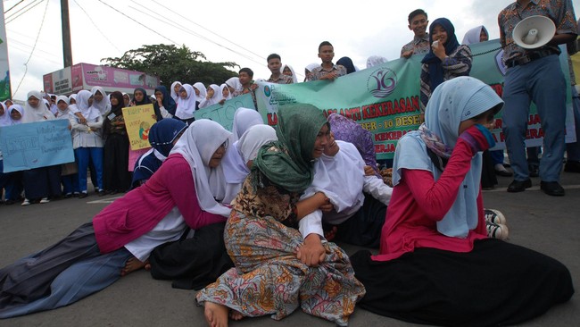 Data Forum Pengada Layanan menunjukan korban kekerasan seksual banyak yang masih di bawah 18 tahun dan mayoritas pelaku adalah orang terdekat korban.