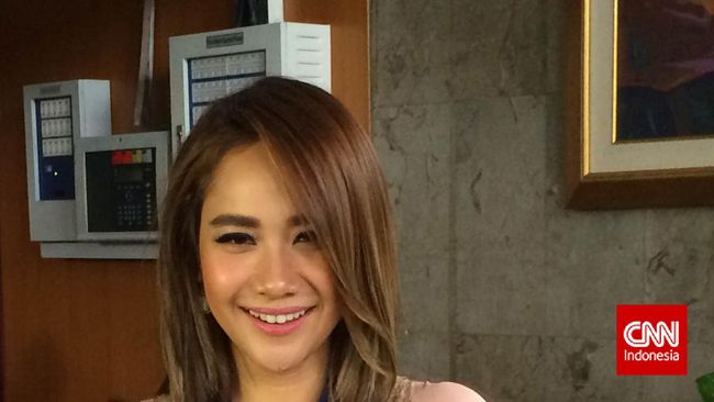 Ada yang baru dengan Bunga Citra Lestari. Selain kini berambut panjang, BCL juga mewarnai rambutnya dengan warna brunette (pirang kecokelatan).