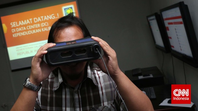Efektivitas penggunaan kartu tanda penduduk elektronik (e-KTP) di Indonesia masih belum maksimal. Pemakaiannya masih banyak dihadang kendala.
