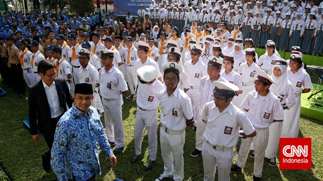 Pemerintah berencana menetapkan batas upah minimum gaji guru dalam waktu dekat. Tidak adanya minimum gaji sebabkan kesejahteraan guru rendah.