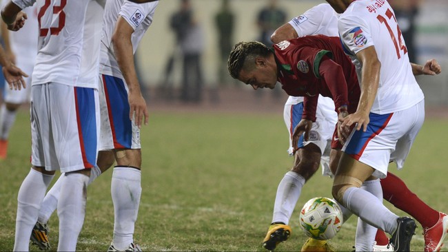 Indonesia harus bermain dengan sepuluh pemain setelah Supardi Nasir mendapat kartu merah pada menit ke-27. Evan Dimas mencetak gol pertama Indonesia.