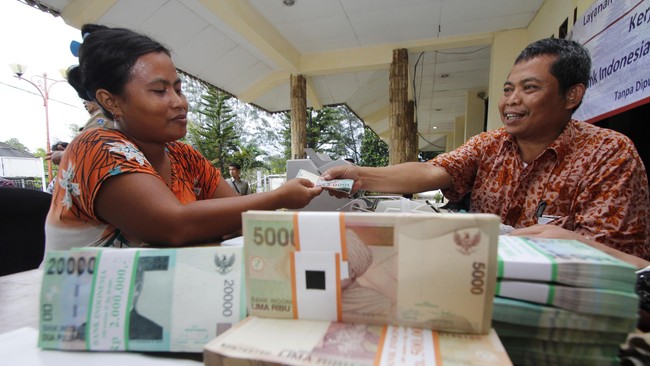 Bank Indonesia menghitung uang kartal yang masuk ke kas perbankan selama Desember 2014 berkisar Rp 26 triliun, sedangkan yang keluar mencapai Rp 88 triliun.