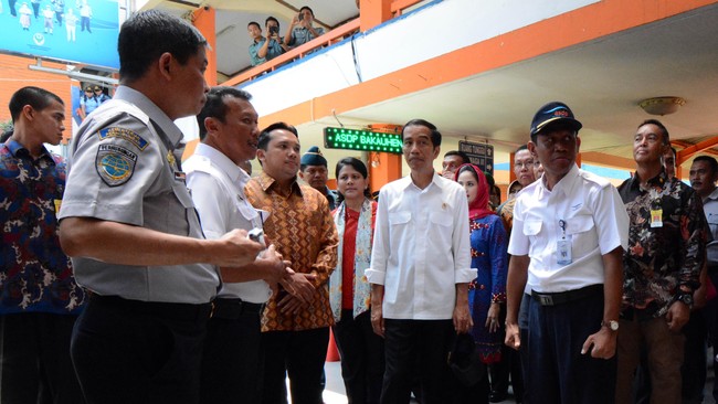 Kebijakan Menteri Perhubungan Ignasius Jonan menerapkan tarif batas bawah tiket termurah pesawat telah mengundang pro-kontra.
