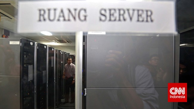 Kemkominfo bersikukuh untuk melakukan klasifikasi data dan tak mengindahkan masukan yang meminta agar pusat data OTT semua ditempatkan di dalam negeri.