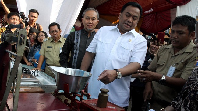 Menteri Perdagangan Rachmat Gobel mengatakan kementeriannya tidak dapat menindak pakaian bekas impor yang sudah beredar di pasaran.