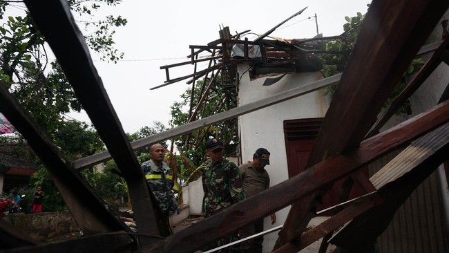 Sebanyak 180 rumah mengalami kerusakan mayoritas pada bagian atap dengan tingkat ringan hingga sedang. Tak ada korban jiwa dalam bencana ini.