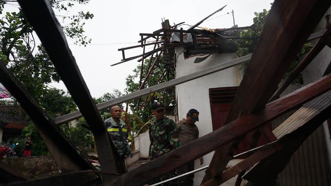 BNPB Catat 180 Rumah di Kudus Rusak Diterjang Hujan Deras Sebanyak 180 rumah mengalami kerusakan mayoritas pada bagian atap dengan tingkat ringan hingga sedang. Tak ada korban jiwa dalam bencana ini.