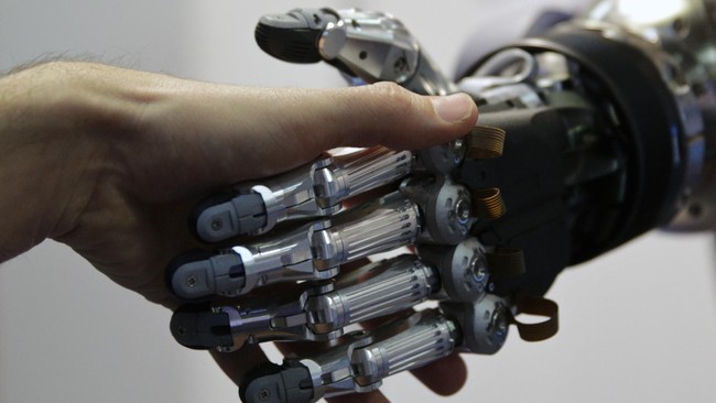 Angkatan Laut AS membuat purwarupa robot pintar yang bisa berdiri tegak, memiliki tangan, dan berkaki dua layaknya manusia. Ia dapat terhubung dengan drone.