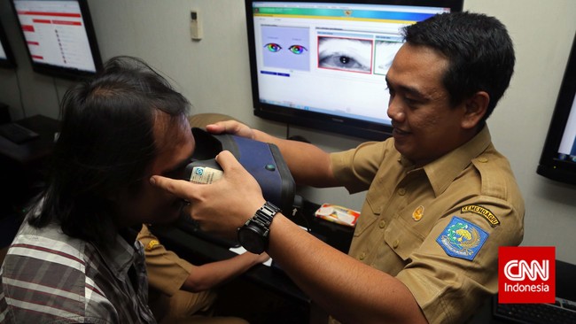 Menteri Dalam Negeri Tjahjo Kumolo meminta maaf atas kurang efektifnya pelayanan rekam data e-KTP yang dilakukan beberapa Dinas Kependudukan dan Catatan Sipil.