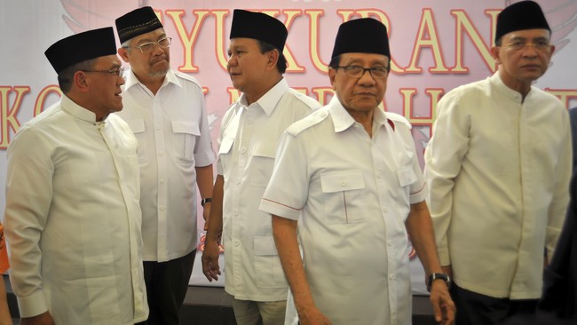  Ketua Umum Partai Gerindra, Prabowo Subianto menuturkan pertemuan ini adalah agenda rutin KMP. Bukan tak mungkin isu KPK-Polri dibincangkan.